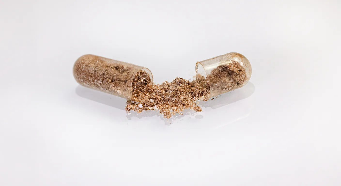 Detailní makro záběr kapslí doplňku Roveja Krásné Vlasy – podpora růstu, hustoty a síly vlasů