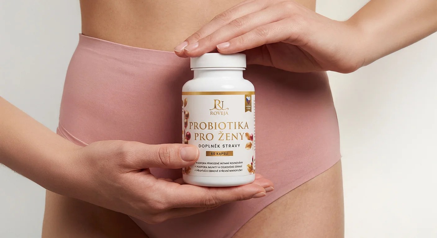 Žena drží doplněk stravy Roveja Probiotika pro ženy pro střevní rovnováhu